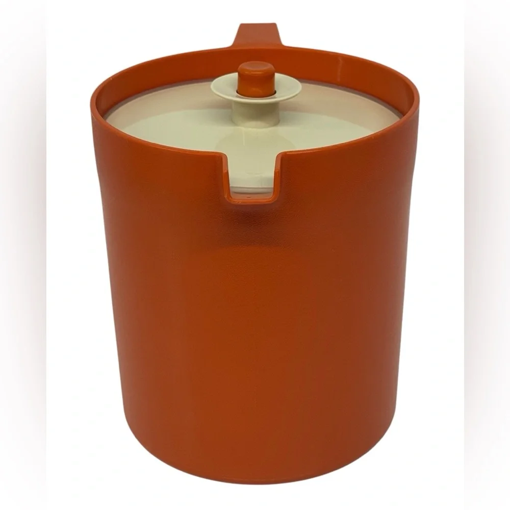 Vintage Tupperware Orange 1.5 Quart Pitcher w/Push Button Lid Model# 1575-5 EUC